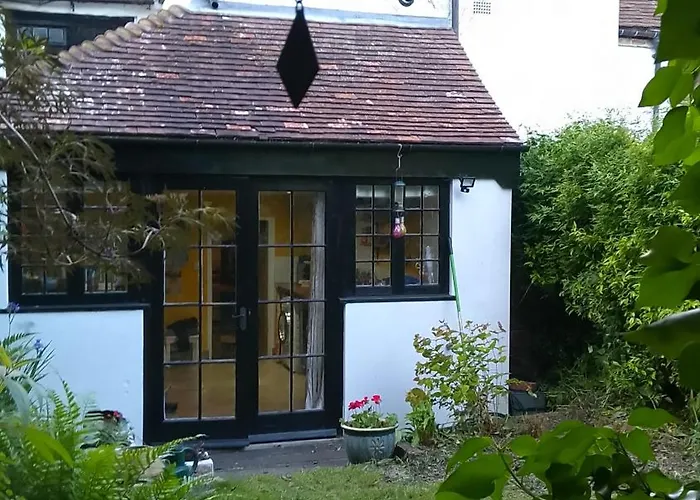 Cosy Cottage+ Secluded Garden